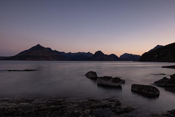 Morgenröte mit Blick über das Meer auf die Berge bei Elgol/Isle of Sky
