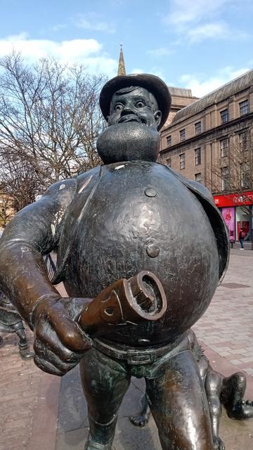 Close up of Desperate Dan statue