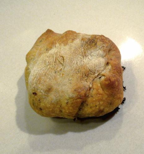 Ein kross gebackener, etwa kugelförmiger, großer Keks aus Pizzateig.