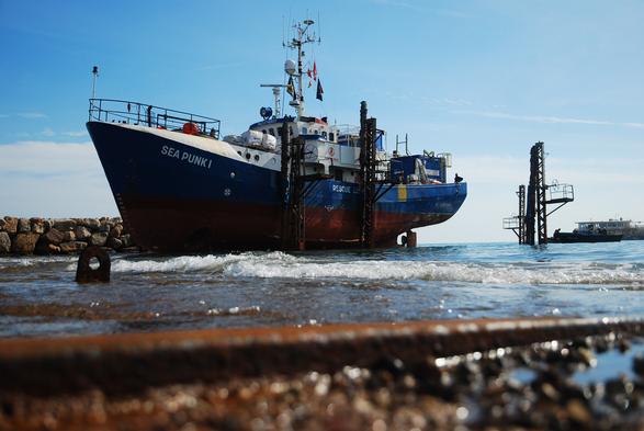 Das Schiff "SEaPunkOne" verlässt das trockendock