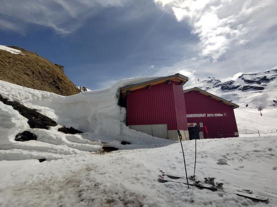 Foto, ein halb mit Schnee bedecktes Gebäude
