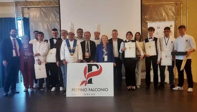 Due studenti dell'alberghiero #DeCecco vincono il primo premio del concorso intitolato allo chef #PeppinoFalconio

#LorenzaColantuono e #DanielDiFelice si sono aggiudicati rispettivamente per la #Sala e l’#Enogastronomia, il primo premio del concorso "Dal #GranSasso alla costa dei #Trabocchi"



Two students from the #DeCecco hotel school win #first prize in the competition named after chef #PeppinoFalconio

#LorenzaColantuono and #DanielDiFelice won the #first prize in the "Dal #GranSasso alla costa dei #Trabocchi" competition for Room and Food and Wine respectively

30-4-2023 13:2 #IlPescara https://www.ilpescara.it/ https://www.ilpescara.it/attualita/nomi-studenti-alberghiero-de-cecco-vincitori-concorso-chef-falconio.html