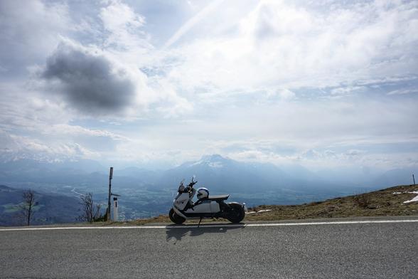 Ausblick vom Gaisberg bei Salzburg in Richtung Untersberg, im Bild ein geparkter Elektroroller