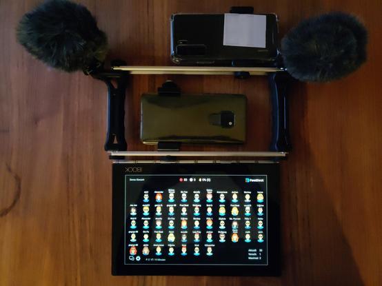 Mobiles Rack mit Handies, Mikrofonen und Tablet zur Übertragung von FeedBeat Events mit Publikumsinteraktion.