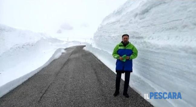 Il #Giro d'Italia fa tappa a #CampoImperatore tra due muri di neve, #Liris: "Sarà un arrivo suggestivo, che farà selezione"

Il senatore di #Fratellid'Italia: "Da assessore regionale allo sport ho voluto fortemente questa tappa in modo tale che fosse una vetrina internazionale per la montagna abruzzese e per #L'Aquila"



The #Giro d'Italia stages at #CampoImperatore between two walls of snow, #Liris: 'It will be a striking finish, which will make selection'

The senator of #Fratellid'Italia: 'As regional councillor for sport I strongly wanted this stage to be an international showcase for the #Abruzzo mountains and #L'Aquila'

2-5-2023 16:25 #IlPescara https://www.ilpescara.it/ https://www.ilpescara.it/sport/altro/giro-italia-tappa-campo-imperatore-commento-liris.html