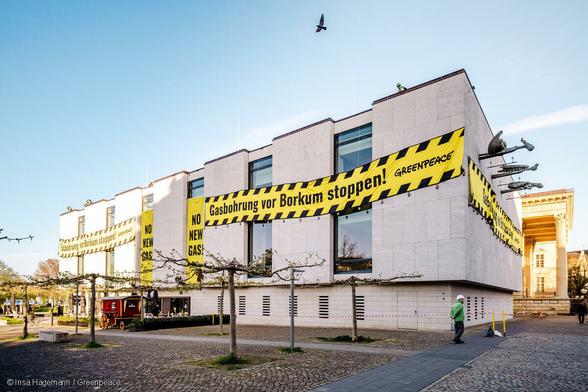 Niedersächsischer Landtag mit dem Banner: Gasbohrungen vor Borkum stoppen!