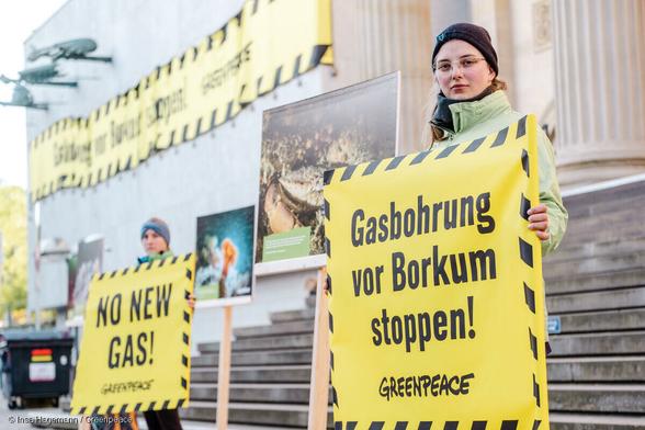 Aktivistinnen mit Handbannern: Gasbohrungen vor Borkum stoppen!