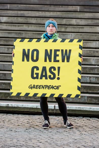 Aktivistin mit Banner: No New Gas!