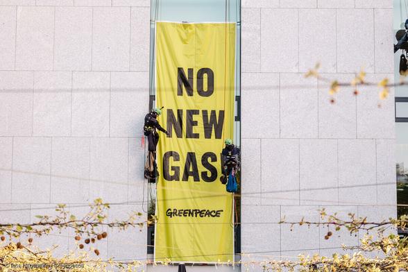 Kletter:Aktivisten mit Banner: No New Gas!