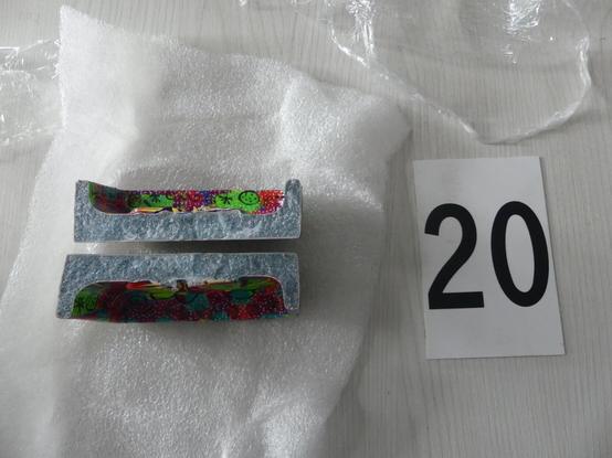 Zehn Kilogramm Methamphetamin (Crystal) mit einem Straßenverkaufswert von über 700.000 Euro wurden sichergestellt. Die Drogen waren zur Tarnung als bunte Dekorationsartikel getarnt (Untersetzer). Im Bild ist ein solcher in der Mitte durchgebrochen.