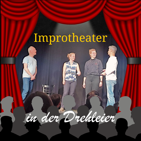 Eine unserer Lehrerinnen und eine unserer Schülerinnen auf der Bühne der Drehleier