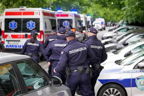 #Nuovasparatoria in #Serbia. Un 21enne apre il fuoco sui passanti

#Lapolizia ha arrestato il sospettato della strage, che ha sparato da un’auto in corsa nelle città di #Mladenovac e #Dubon, a sud di #Belgrado. Si contano morti e feriti. È la #seconda sparatoria, in appena due giorni, nel paese.



New shooting in #Serbia. A #21-year-old opens fire on passers-by

Police arrested the suspect in the massacre, who fired from a running car in the towns of #Mladenovac and #Dubon, south of #Belgrade. Dead and wounded are counted. It is the #second shooting in #justtwodays in the country.

5-5-2023 10:43 #Domani https://www.editorialedomani.it https://www.editorialedomani.it/politica/mondo/nuova-sparatoria-in-serbia-un-21enne-apre-il-fuoco-sui-passanti-tw6l6ouc