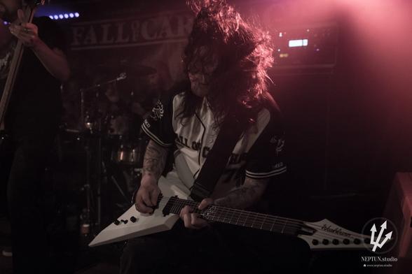 Arkadius shredding at a show in Siegen 2016.