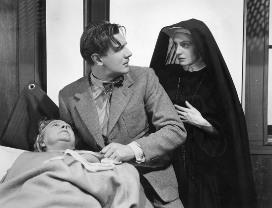 Catherine Lacey with Michael Redgrave in 'The Lady Vanishes' (1938)
