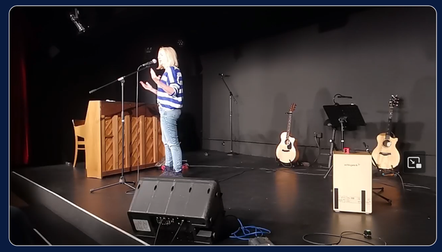 Screenshot das Aufzeichnung. Künstlerin auf der Bühne. Übertragen mit dem FeedBeat Rack.