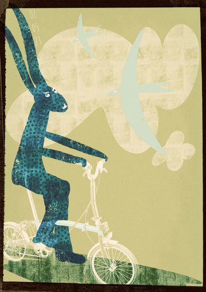 Die digital erstellte Illustration zeigt einen blauen Hasen auf einem Brompton Faltrad sitzend; im Hintergrund sind Wolken zu sehen, die von zwei Mauerseglern durchflogen werden; die Farbigkeit umfasst Natur- und Blautöne