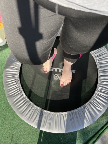 Trampolin mit Füßen. Fitness.
