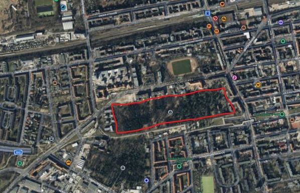 Satellitenbild vom Emmauskirchhof. Ein auf dem Foto grün erscheinendes und bewaldetes Quadrat ist von bebauter Stadtfläche umgeben. Zur besseren Sichtbarkeit ist das Kirchhofgelände mit einem roten Rahmen nachträglich kenntlich gemacht.