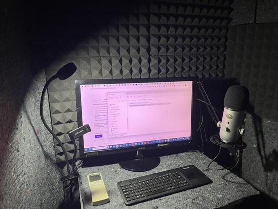 Sound both with computer outside and connected via cable to a large monitor + Bluetooth keyboard