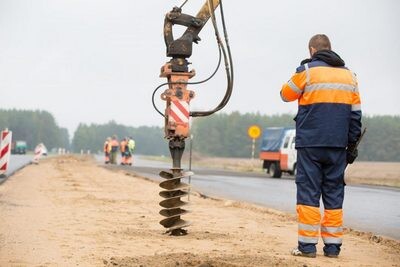 un foreur devant sa machine : une énorme vis