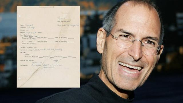 Steve Jobs lächelt in die Kamera, links sieht man sein Bewerbungsschrieben.