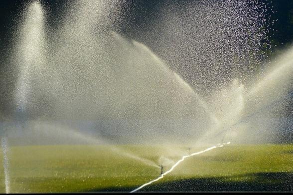 Rasen wird bewässert
®danielsfotowelt@pixabay
https://pixabay.com/photos/lawn-irrigation-lawn-sprinkler-2456123/
