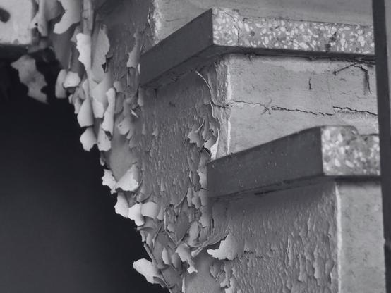 Treppenstufen mit abgeblätterter Farbe
