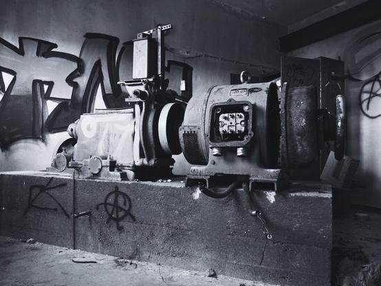 Eine alte Maschine auf dem Dachboden einer Fabrik