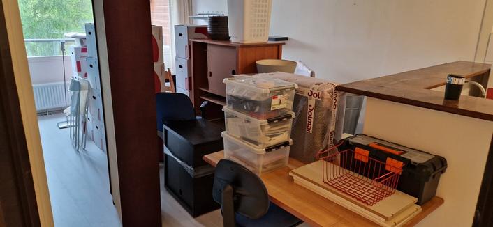 Huiskamer vol spullen