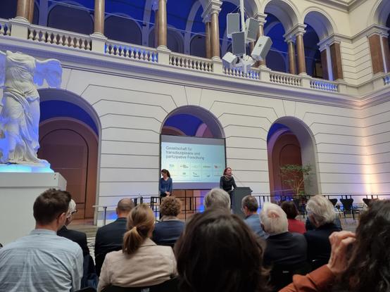 Die Präsidentin der TU Berlin eröffnet die Festveranstaltung im feierlich beleuchteten Lichthof der TU.