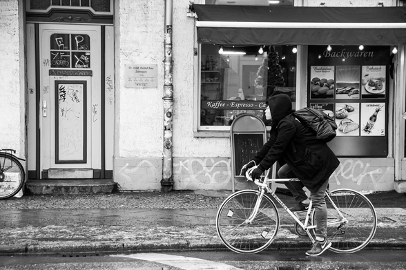 In bicicletta a Berlino sotto la neve.