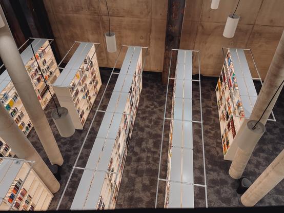 Blick auf das Untergeschoss der UB Luxemburg mit Bücherregalen