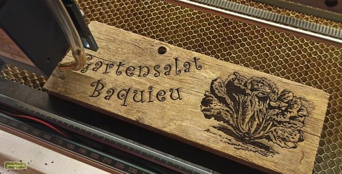 Dasselbe Brett, graviert mit "Gartensalat Baquie" und dem Bild eines Salatkopfes