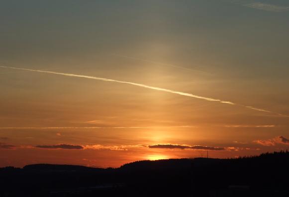 Das Bild zeigt eine Lichtsäule, die zu den sogenannten Halo-Erscheinungen gehört. Foto von Rüdiger Manig / DWD
