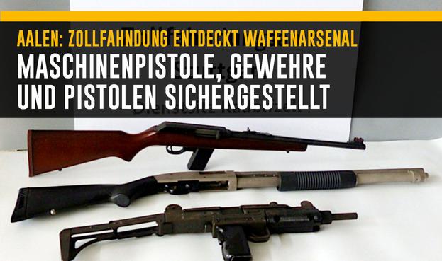 Mehrere Langwaffen. 
Text: Aalen: Zollfahndung entdeckt Waffenarsenal. Maschinenpistole, Gewehre und Pistolen sichergestellt.