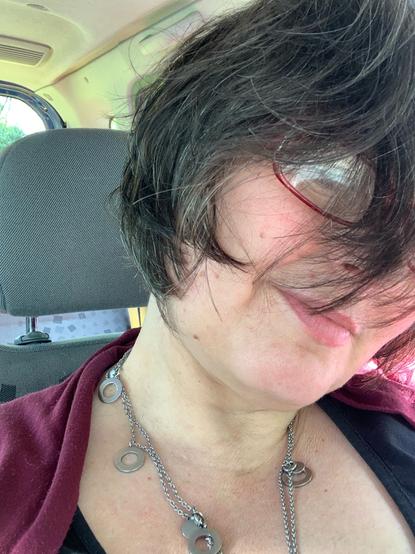Ik. Met versgeknipt haar in een warrige bob.