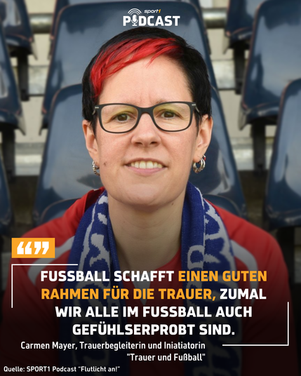 Zitatkachel. Carmen Mayer in einer Nahaufnahme, hinter ihr sind Sitzschalen in einem Stadion, sie trägt eine dunkle Brille, kurze, dunkle Haare, vorne eine rote Strähne. Zitat: "Fußball schafft einen guten Rahmen für die Trauer, zumal wir alle im Fußball gefühlserprobt sind." Carmen Mayer, Trauerbegleiterin und Initiatorin "Trauer und Fußball", Quelle: Sport1-Podcast "Flutlicht an!"