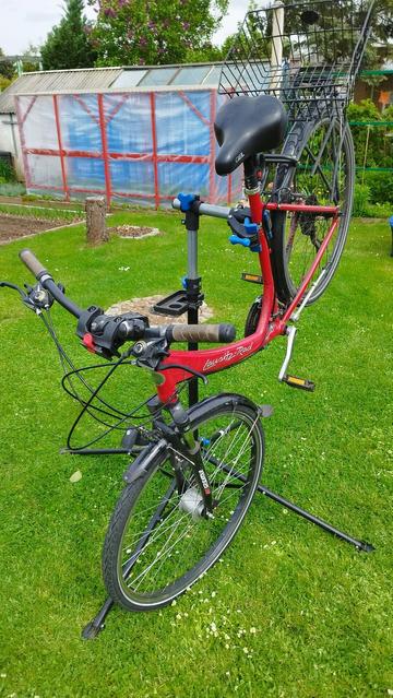 Fahrrad aufgehangen am Fahrradmontageständer
