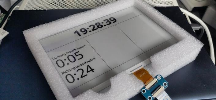 E-Ink display with crisp contrast showing current time and how much time is left before the train leaves.