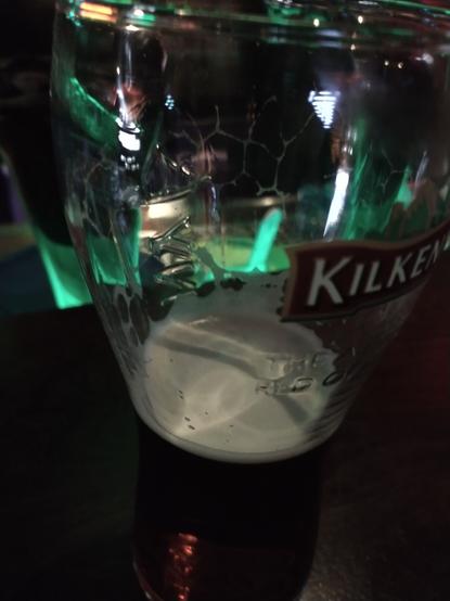 Ein halb leeres Glas Kilkenny.