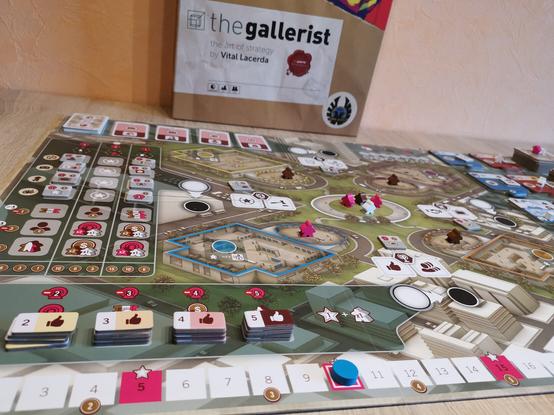 Gallerist vor einer Partie