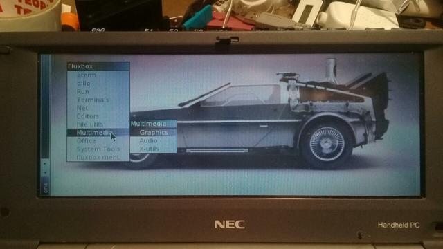 Zoom en escritorio Fluxbox con wallpaper de Delorean DMC-12