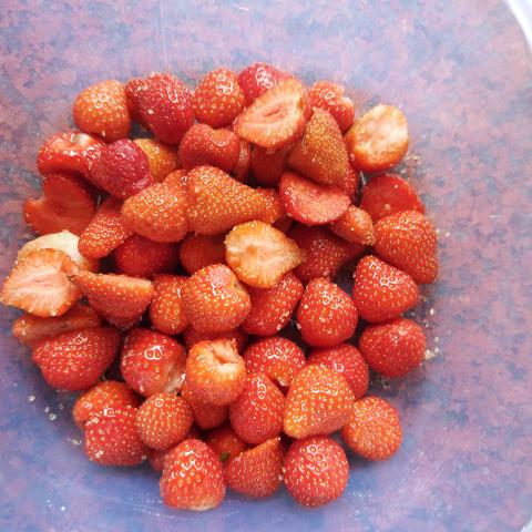 Bak schoongemaakte aardbeien.