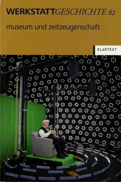 Cover von WerkstattGeschichte 62/2013 unter Verwendung eines Fotoausschnitts: Der Shoah-Überlebende Pinchas Gutter sitzt bei der 3D-Aufnahme eines Interviews auf einem grauen Sessel vor grüner Leinwand umgeben von zahlreichen, gleichmäßig angeordneten, sternartig anmutenden Lichtquellen oder Kameras in einem ansonstem schwarzen Raum. Es entsteht der Prototyp eines holografischen Zeitzeugen für das Projekt New Dimensions in Testimony, das von der USC Shoah Foundation und dem USC Institute für Creative Technologies entwickelt wird. © University of Southern California