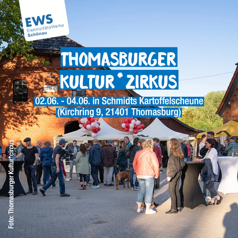 In der linken oberen Ecke das Logo der EWS. Darunter die Überschrift: "Thomasburger Kultur*Zirkus". Darunter: 02.06. - 04.06. in Schmidts Kartoffelscheune (Kirchring 9, 21401 Thomasburg). Auf dem Bild zu sehen sind Menschen beim Kultur*Zirkus im letzten Jahr mit Luftballons und Pavillons vor der Scheune.