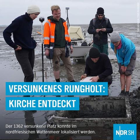 Forscher im Wattenmeer beugen sich über eine Fundstelle. Dazu der Text: "Versunkenes Rungholdt: Kirche entdeckt"