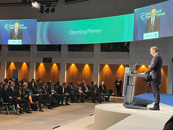 Bundesminister Dr. Volker Wissing beim Weltverkehrsforum ITF23 in Leipzig auf der Bühne.