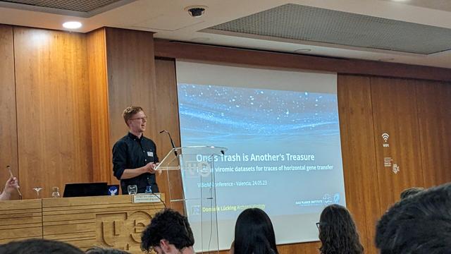Dominik talking about exploring viral metagenomes