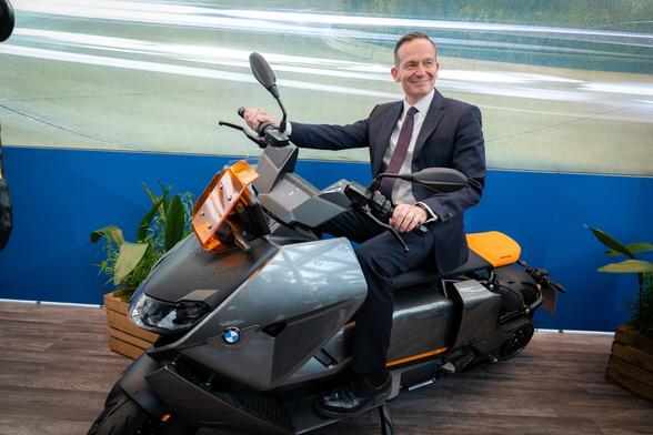 Volker Wissing sitzt auf einem Motorrad auf der ITF in Leipzig.