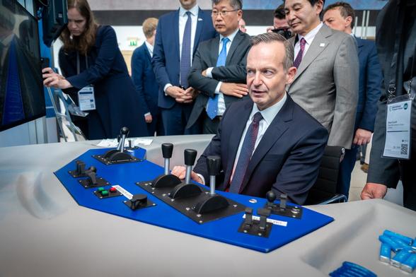 Volker Wissing sitzt an einem Eisenbahn-Simulator auf dem ITF in Leipzig.